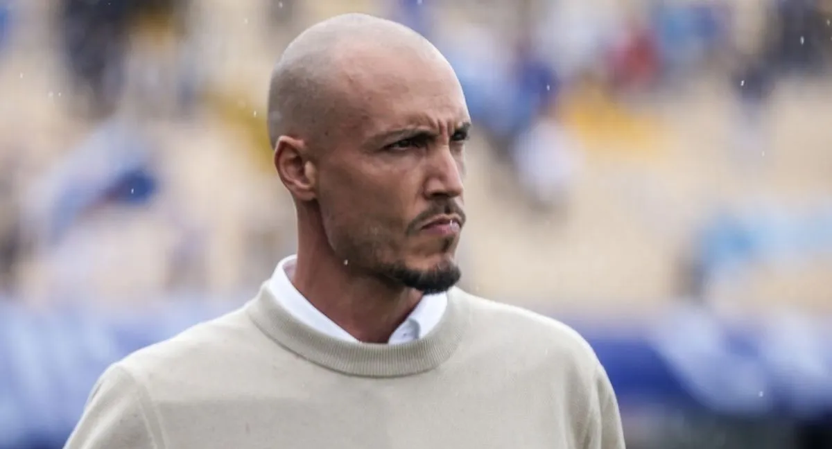 David González David González, DT del América, también se cansó y se fue encima del periodista Felipe Sierra