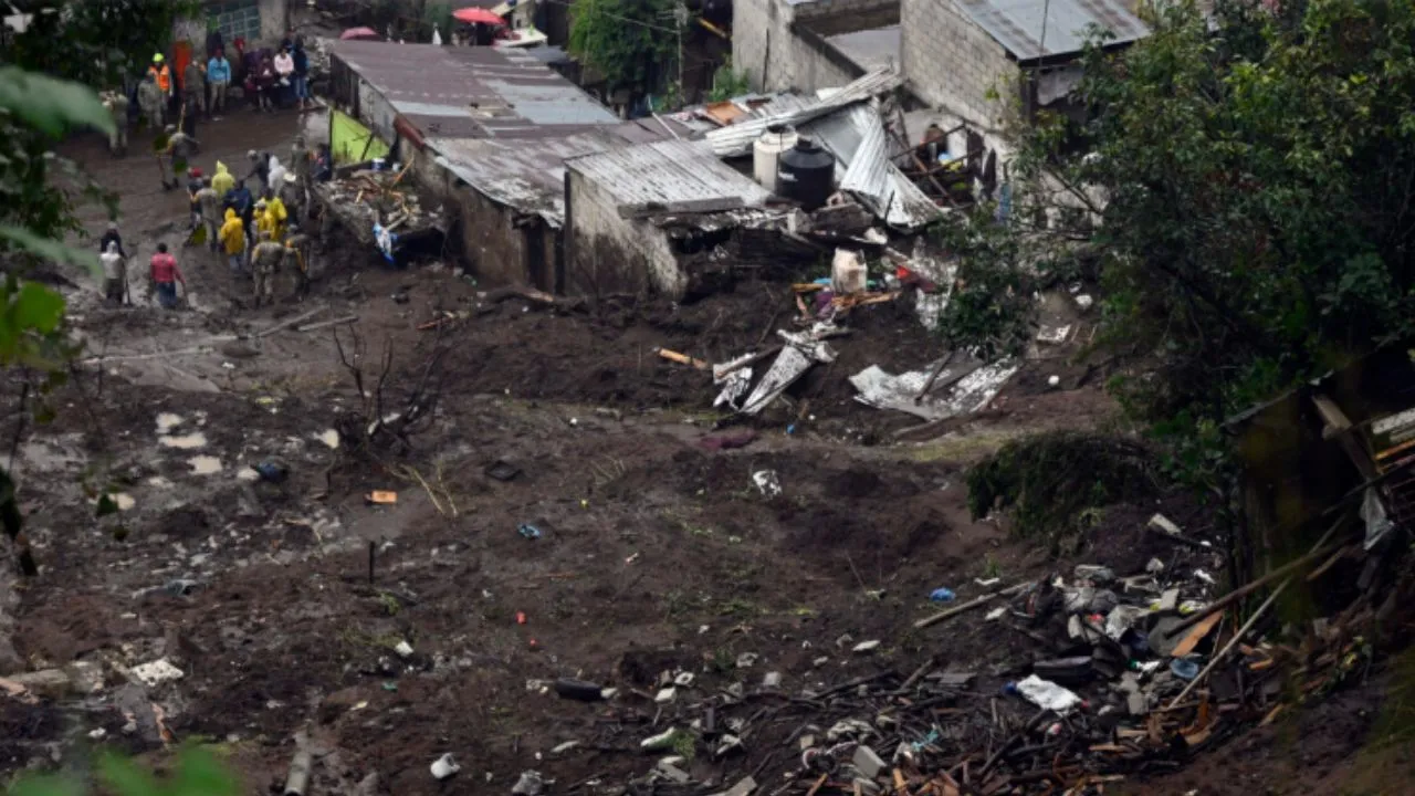 Destrucción causada por las intensas lluvias en México México enfrenta lluvias intensas: al menos 41 fallecidos y cientos de viviendas afectadas