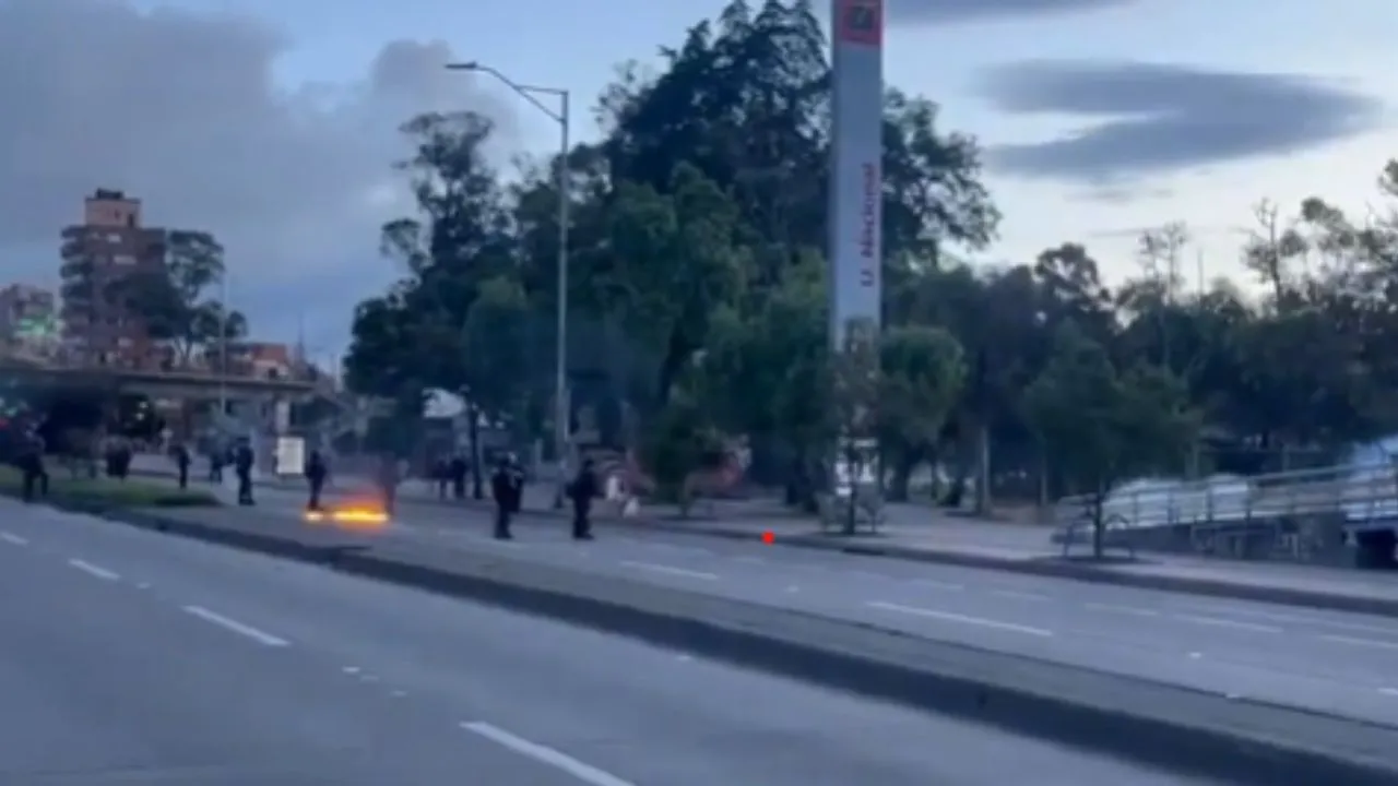 Desvíos en TransMilenio por disturbio en la carrera 30 Disturbios en la carrera 30 frente a la Universidad Nacional afectaron la movilidad en Bogotá