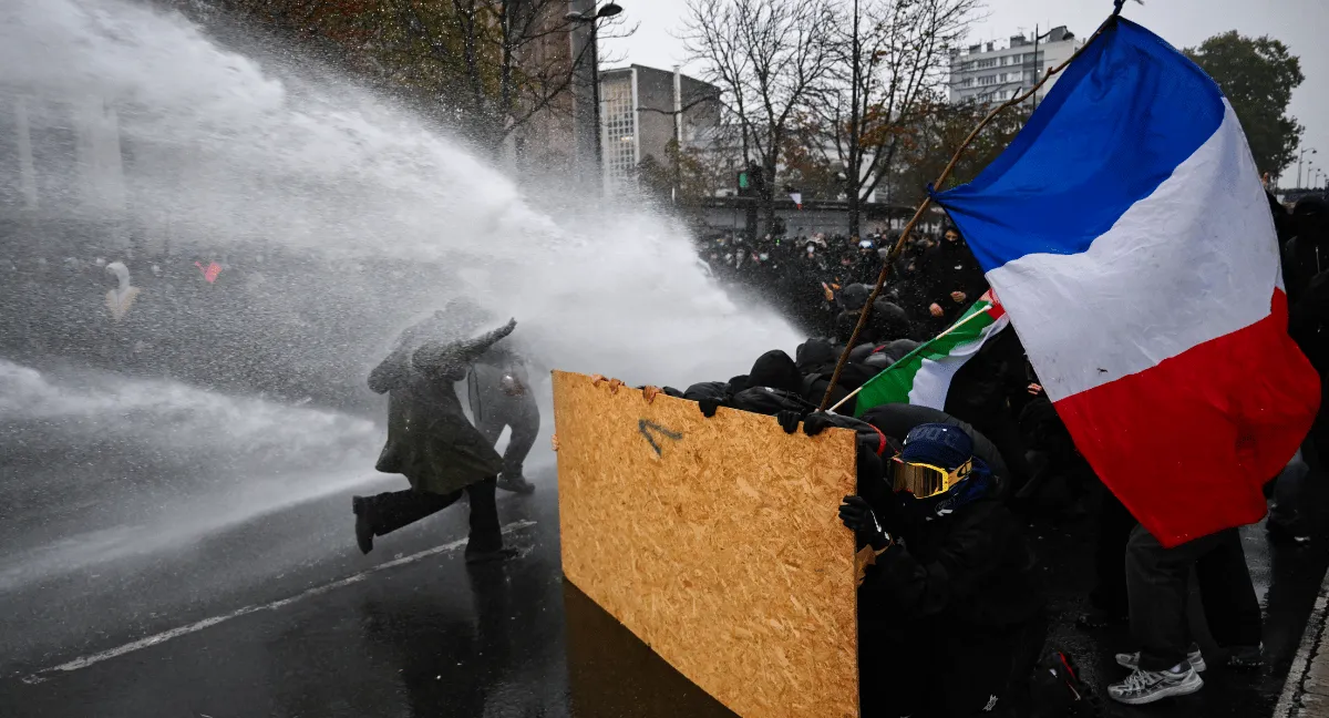 Detenidos en protestas en Francia llegaron a casi 1.000 este sábado, según el Gobierno. Casi 1.000 detenidos dejó la nueva jornada de protestas en Francia contra el costo de vida