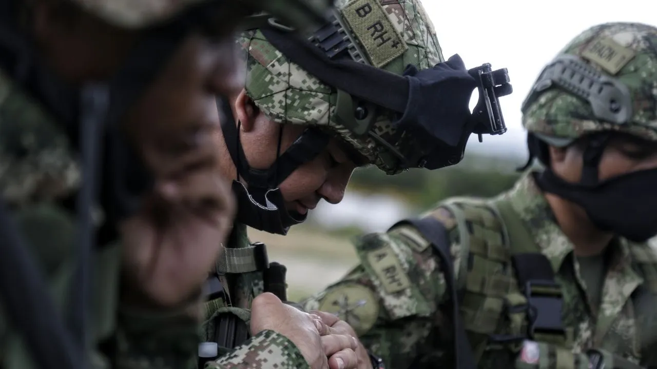 Disidencias atacan con dron armado en Buenaventura Disidencias atacan con dron armado en Buenaventura: hay tres militares muertos