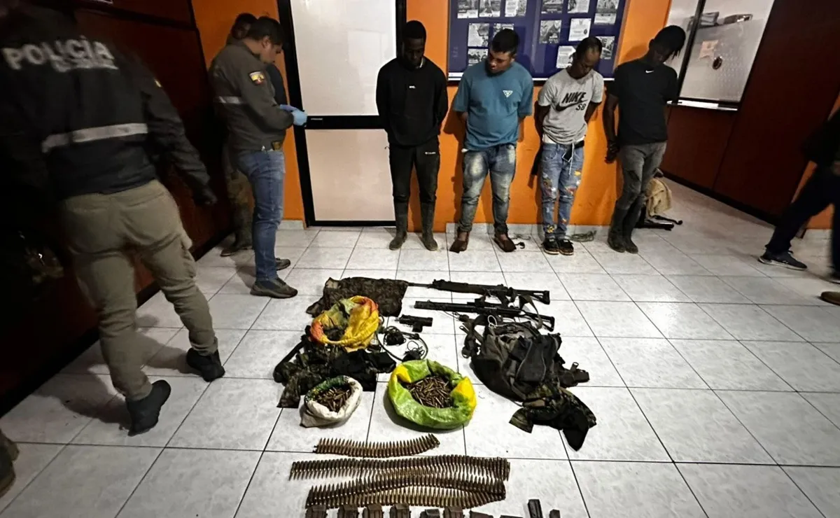 Disidencias en Ecuador Caen en Ecuador miembros de las disidencias con uniformes del Ejército de Colombia