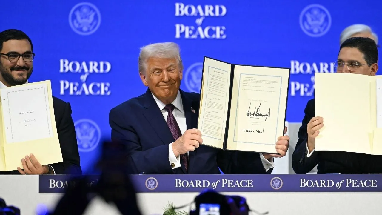 Donald Trump Trump firma la carta fundadora de su Consejo de Paz en Davos