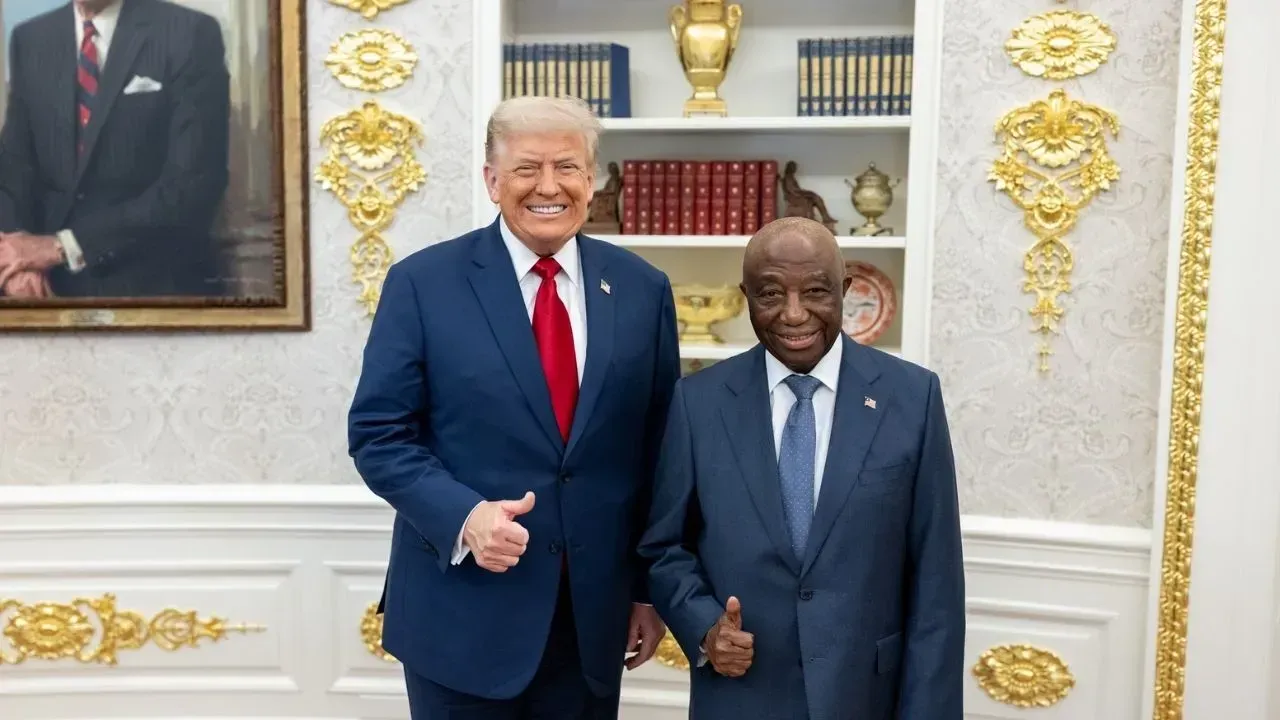 Donald Trump junto a Joseph Boakai, presidente de Liberia. ¿Por qué el idioma oficial de Liberia es el inglés? ¿Y qué tiene que ver EE. UU.?