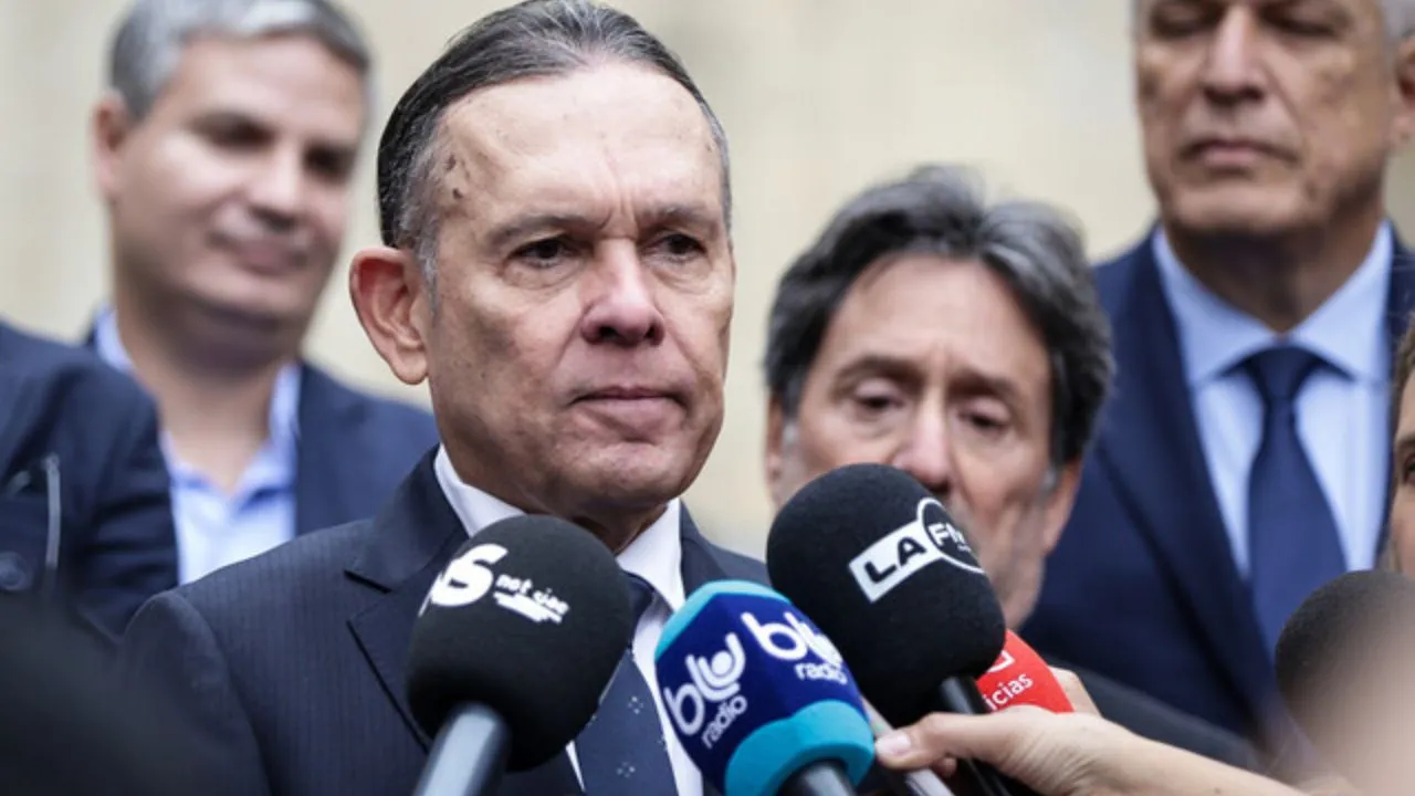Efraín Cepeda "Sé cómo ganarle a Petro”: Efraín Cepeda entra a la contienda presidencial con 69 aspirantes en carrera