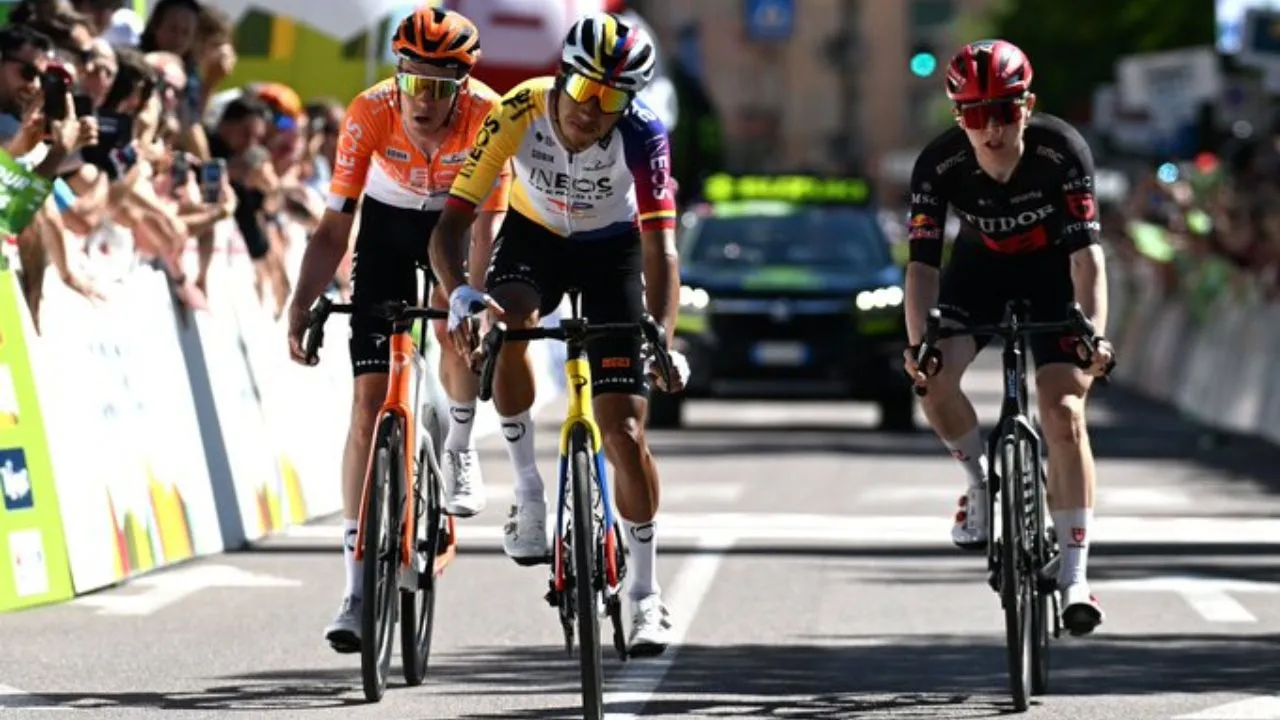 Egan Bernal A Egan Bernal se le abrieron las opciones de brillar en el Giro: dos candidatos se bajaron