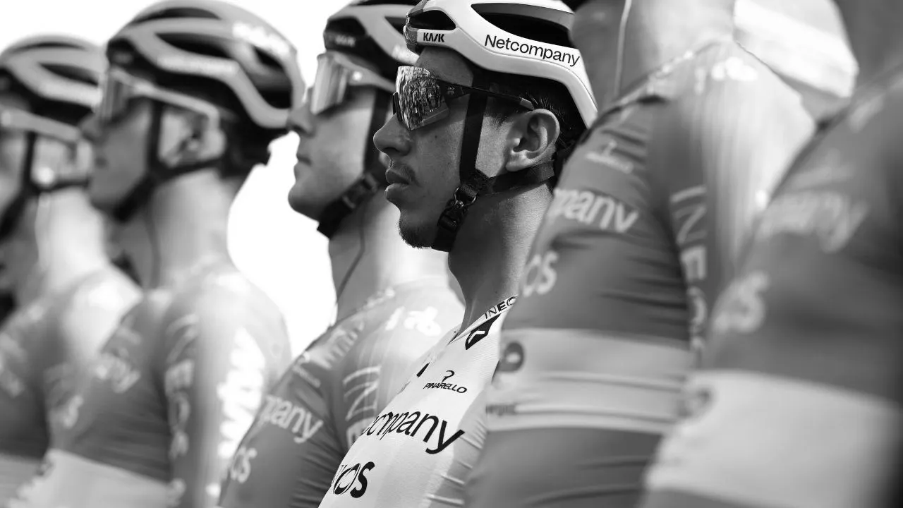 Egan Bernal El día gris de Egan en el Giro: Vingegaard estalló a todos y el colombiano cedió tiempo importante