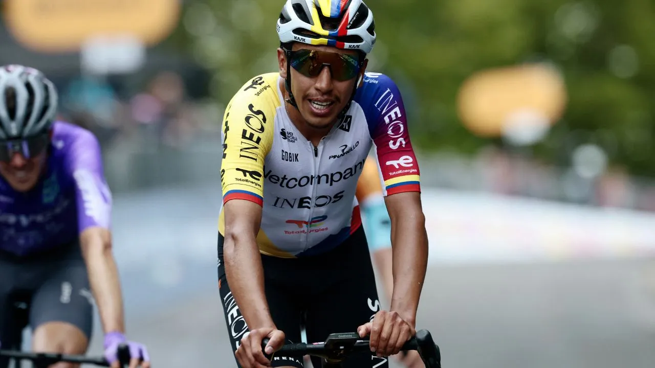 Egan Bernal En el primer día de fuerte calor en el Giro, Egan Bernal no sufrió y mantuvo su posición