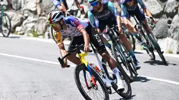 Egan Bernal Jonas Vingegaard destrozó a sus rivales en el Giro; Egan aguantó y escaló posiciones