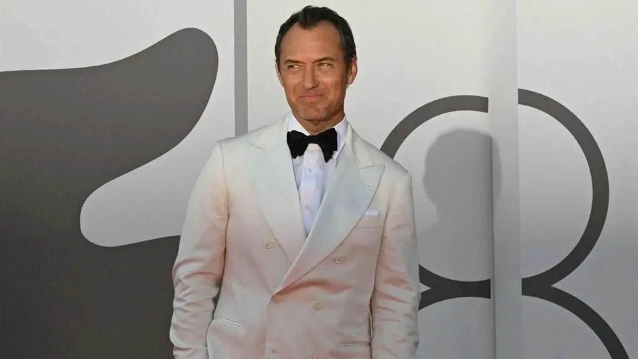 El actor británico Jude Law en la alfombra roja del Festival de Venecia Jude Law interpreta a Vladímir Putin en El mago del Kremlin presentada en el Festival de Venecia