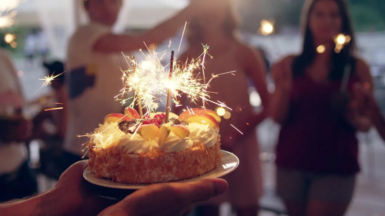 El agotamiento pre-cumpleaños es real y la numerología lo explica ¿Por qué nos quedamos sin batería justo antes de cumplir años: no es flojera, la númerología lo explica