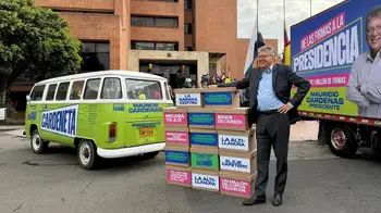 El aspirante Mauricio Cárdenas entregó 1.100.000 firmas ante la Registraduría. Mauricio Cárdenas inscribió su candidatura ante la Registraduría
