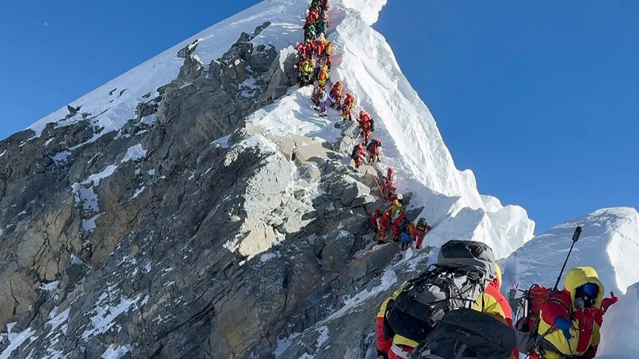 El brutal récord de 1.000 personas que conquistaron el Everest. Tragedia y gloria a 8.848 metros: El brutal récord de 1.000 personas que conquistaron el Everest