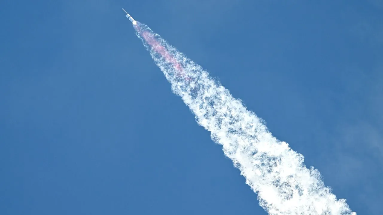 El cohete Starship de SpaceX después de despegar de Texas este 26 de agosto de 2025. Fue y volvió: Salió de la Tierra el cohete más grande jamás construido por la humanidad