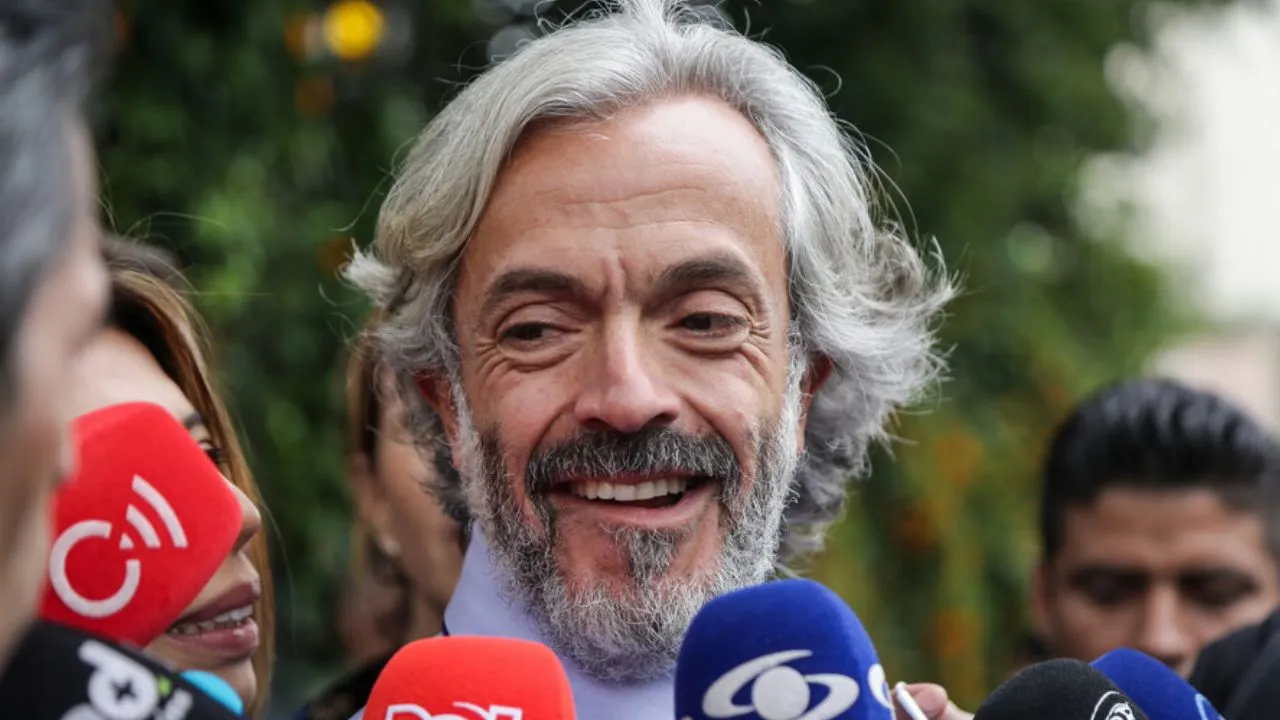 El excandidato vicepresidencial se reunió con el expresidente y hablaron de varios temas. Juan Daniel Oviedo tras reunión con Álvaro Uribe: "Soy de mi mamá"