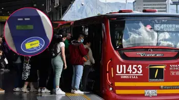 El nuevo método de pago busca agilizar el acceso al sistema en horas pico. TransMilenio lanza nuevo sistema de pago para modernizar la movilidad en la capital