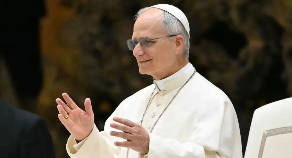 El papa León XIV saludó a miles de personas congregadas en la plaza de San Pedro “Viva el papa”: las primeras imágenes de León XIV saludando a la multitud tras su operación