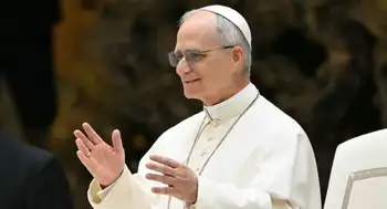 El papa León XIV saludó a miles de personas congregadas en la plaza de San Pedro “Viva el papa”: las primeras imágenes de León XIV saludando a la multitud tras su operación