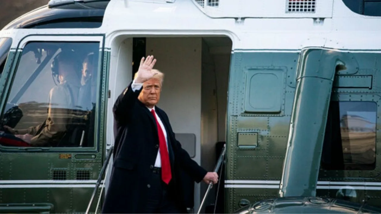 El presidente Donald Trump despidiéndose desde su helicóptero presidencial EE.UU. suspende visas humanitarias para palestinos de Gaza