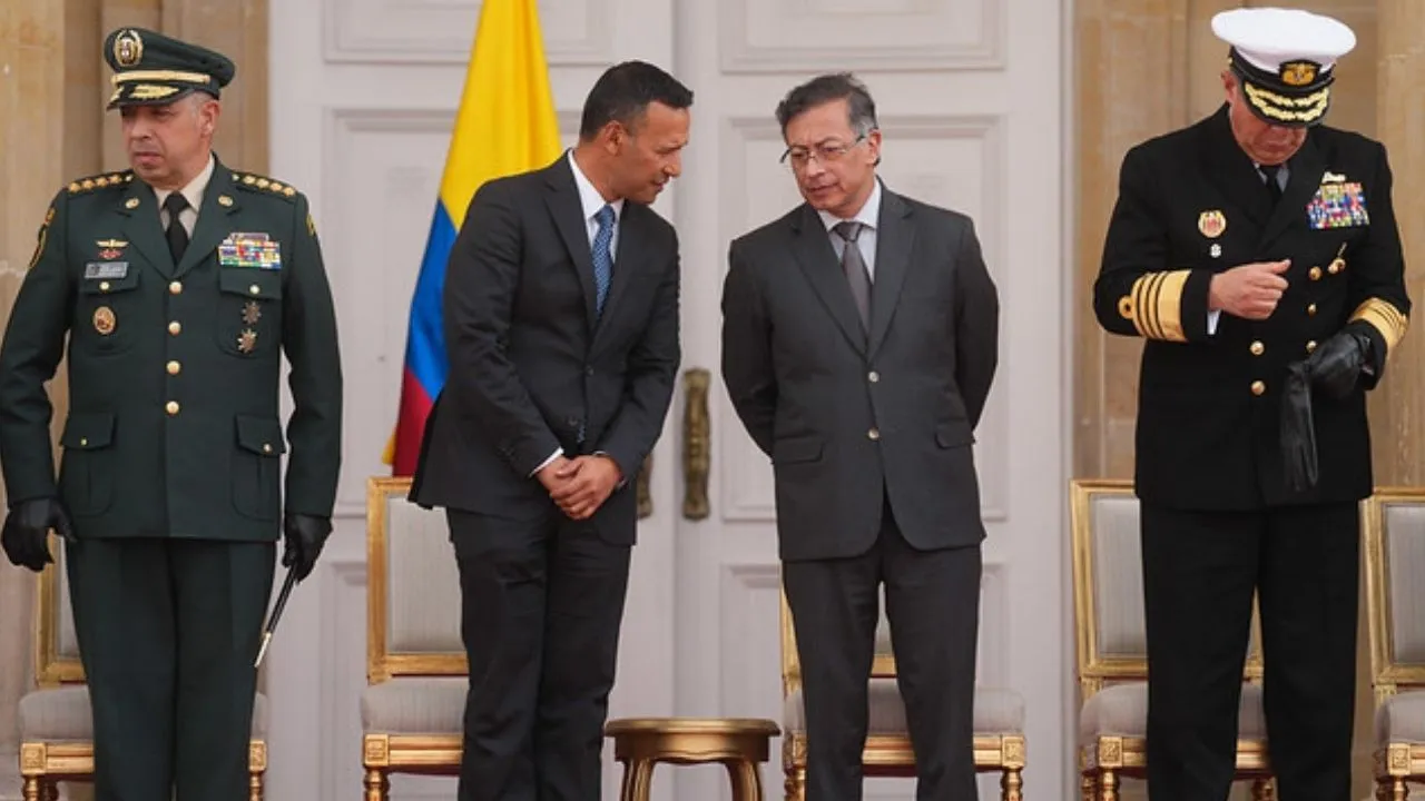 El presidente Gustavo Petro y el ministro de Defensa, Pedro Sánchez. El Palacio de Nariño quedó desarmado por petición de EE. UU.