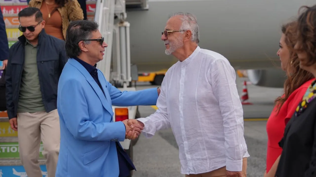 El presidente Petro fue recibido por los embajadores de Colombia a su llegada a Roma. Petro ya está en Roma: los temas clave que llevará a su reunión con el papa León XIV