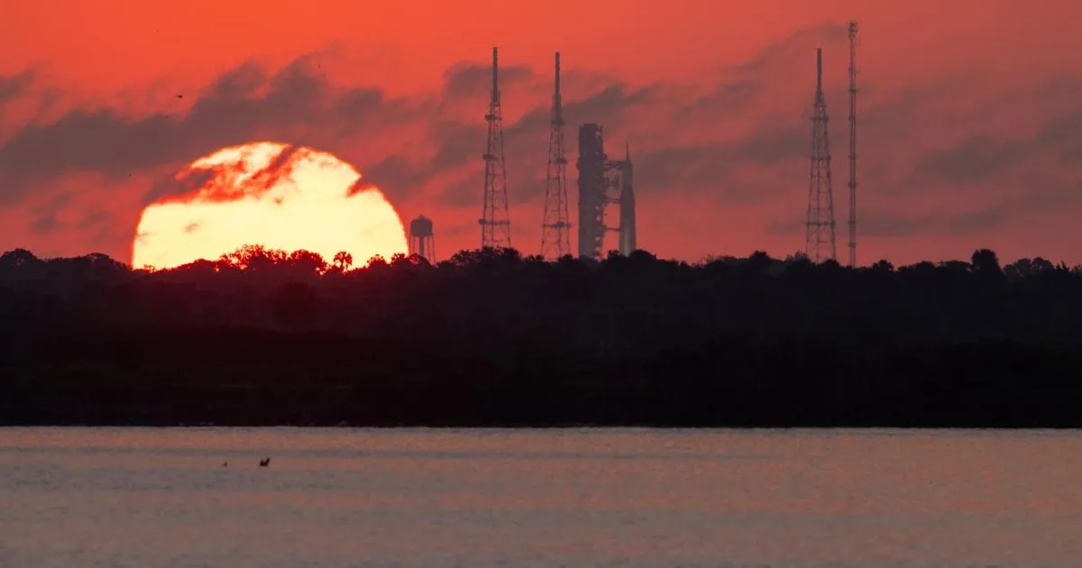 El Sol sale detrás del cohete Artemis II de la NASA y la nave espacial Orion en Florida. Darle una vuelta a la Luna y volver a la Tierra: Nuevas claves de la misión Artemis II de la NASA