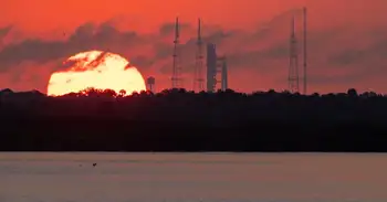 El Sol sale detrás del cohete Artemis II de la NASA y la nave espacial Orion en Florida. Darle una vuelta a la Luna y volver a la Tierra: Nuevas claves de la misión Artemis II de la NASA