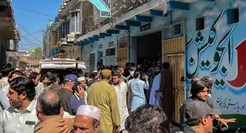 Emergencia en Pakistán: derrumbe del techo de una escuela deja decenas de víctimas. Derrumbe en escuela de Pakistán deja al menos 28 niños muertos y 25 heridos