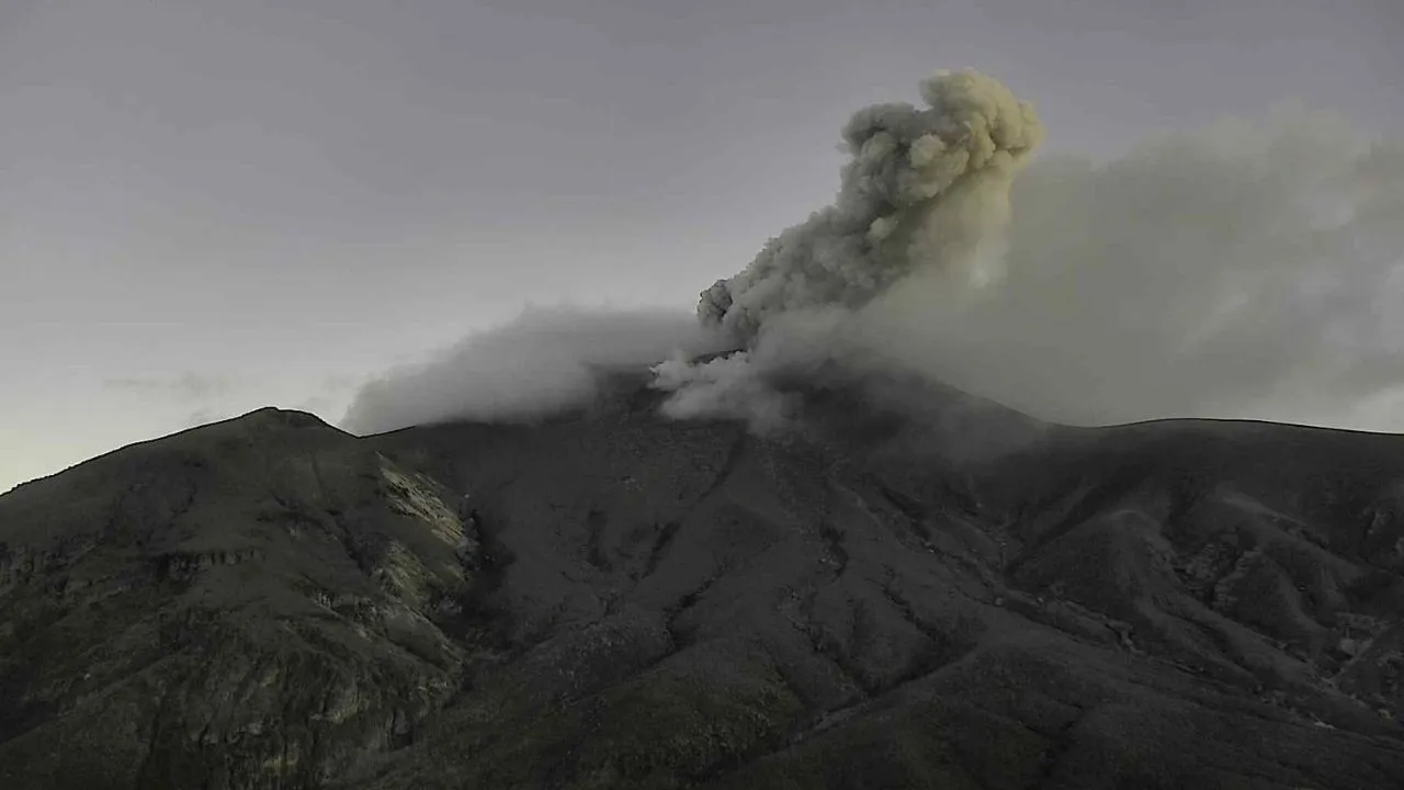 Emisión de ceniza en el volcán Puracé este 25 de noviembre de 2025. 'No se acerquen a la parte alta del volcán', el Puracé continúa en estado de alerta amarilla, dice el SGC