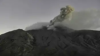 Emisión de ceniza en el volcán Puracé este 25 de noviembre de 2025. 'No se acerquen a la parte alta del volcán', el Puracé continúa en estado de alerta amarilla, dice el SGC