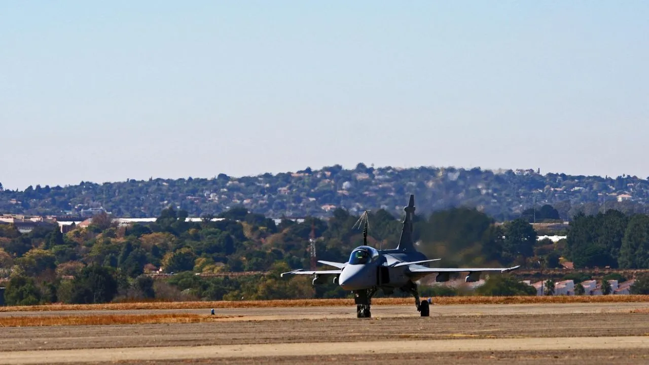 Enfrentamiento entre Petro y la Contraloría Nuevo enfrentamiento entre la Presidencia y la Contraloría por los aviones Gripen