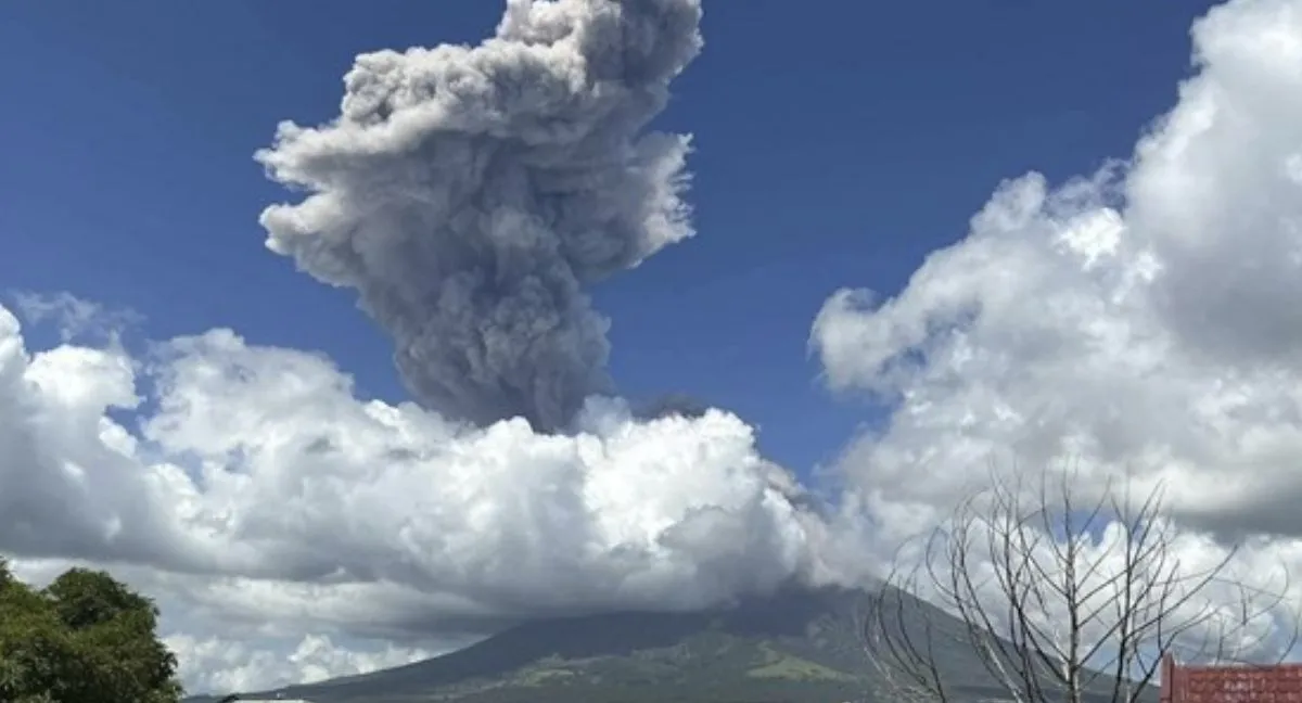 Erupción volcán Mayón en Filipinas Impactante erupción del volcán Mayón en Filipinas: columna de ceniza alcanzó 3 kilómetros de altura