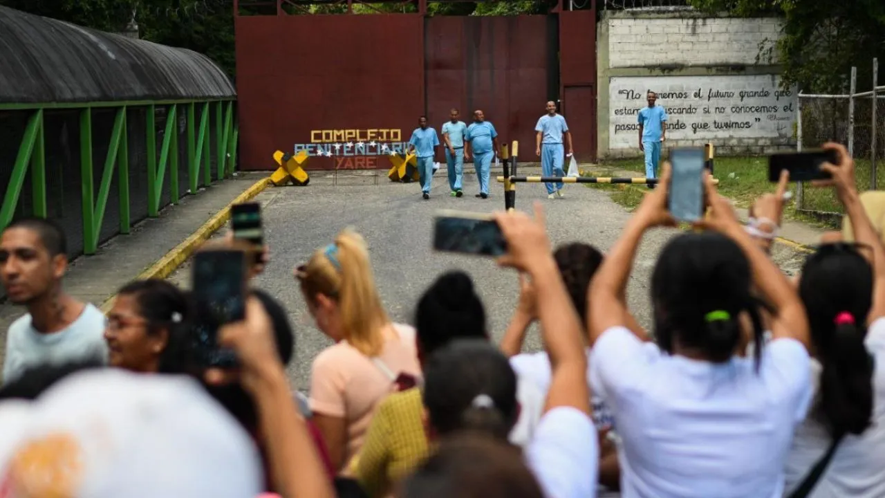 Excarcelaciones de presos políticos en Venezuela Liberaciones bajo disputa: gobierno y oposición chocan por las cifras de presos políticos excarcelados en Venezuela