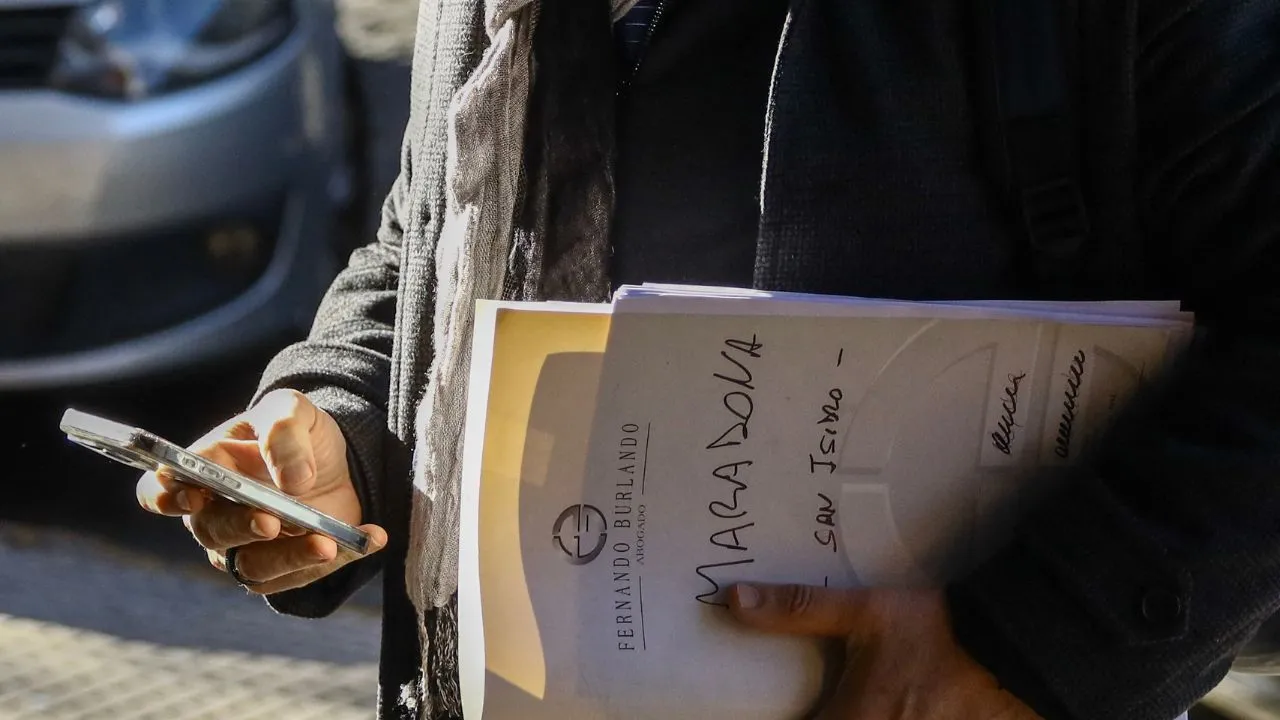 Fabián Amendola, abogado de las hijas de Diego Maradona, porta una carpeta. Nueva decisión de la justicia argentina sobre los bienes de Diego Armando Maradona