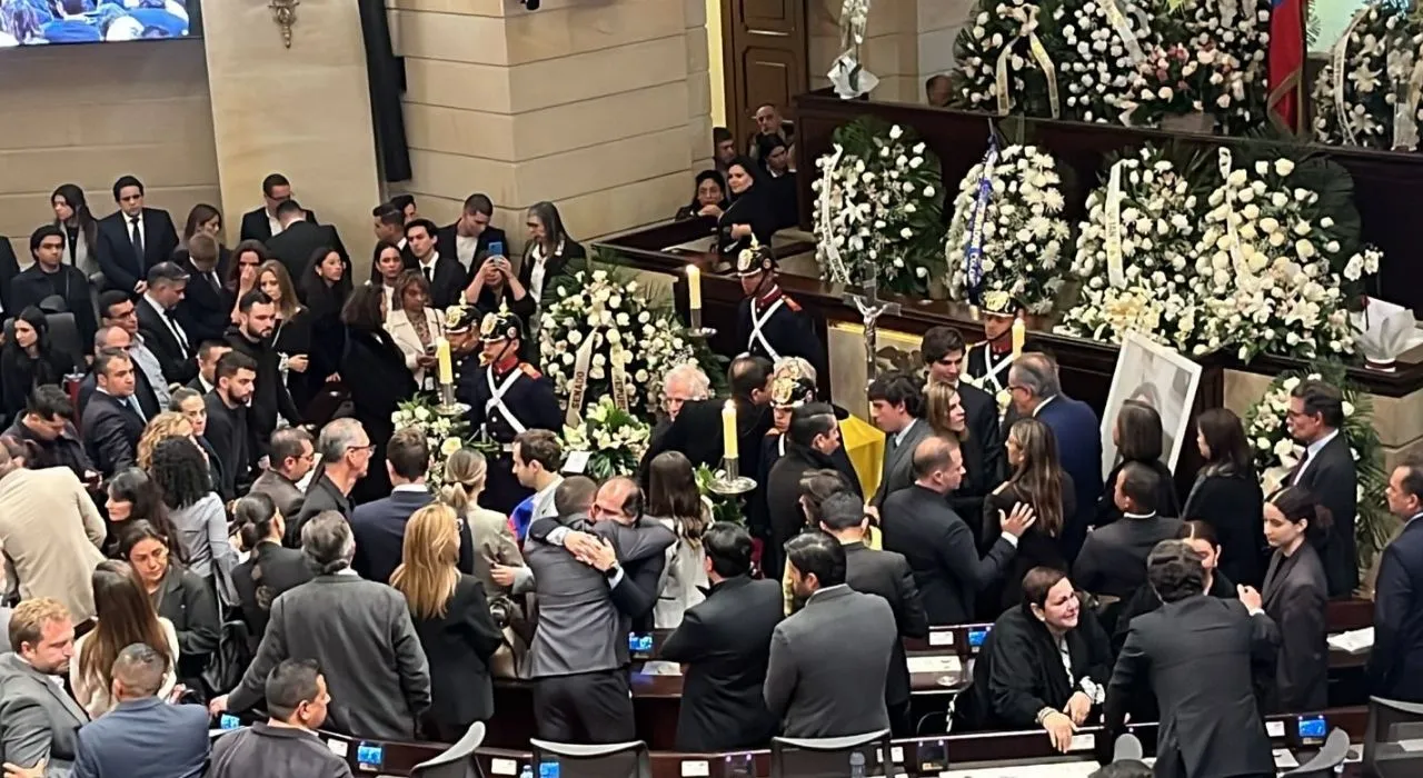 Féretro de Miguel Uribe Turbay en cámara ardiente Cuerpo de Miguel Uribe permanece en cámara ardiente en el Capitolio Nacional