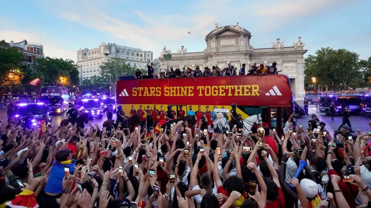 Festejo España Video | La megafiesta del campeón: el saludo de Shakira a España y la broma de Cucurella a Haaland