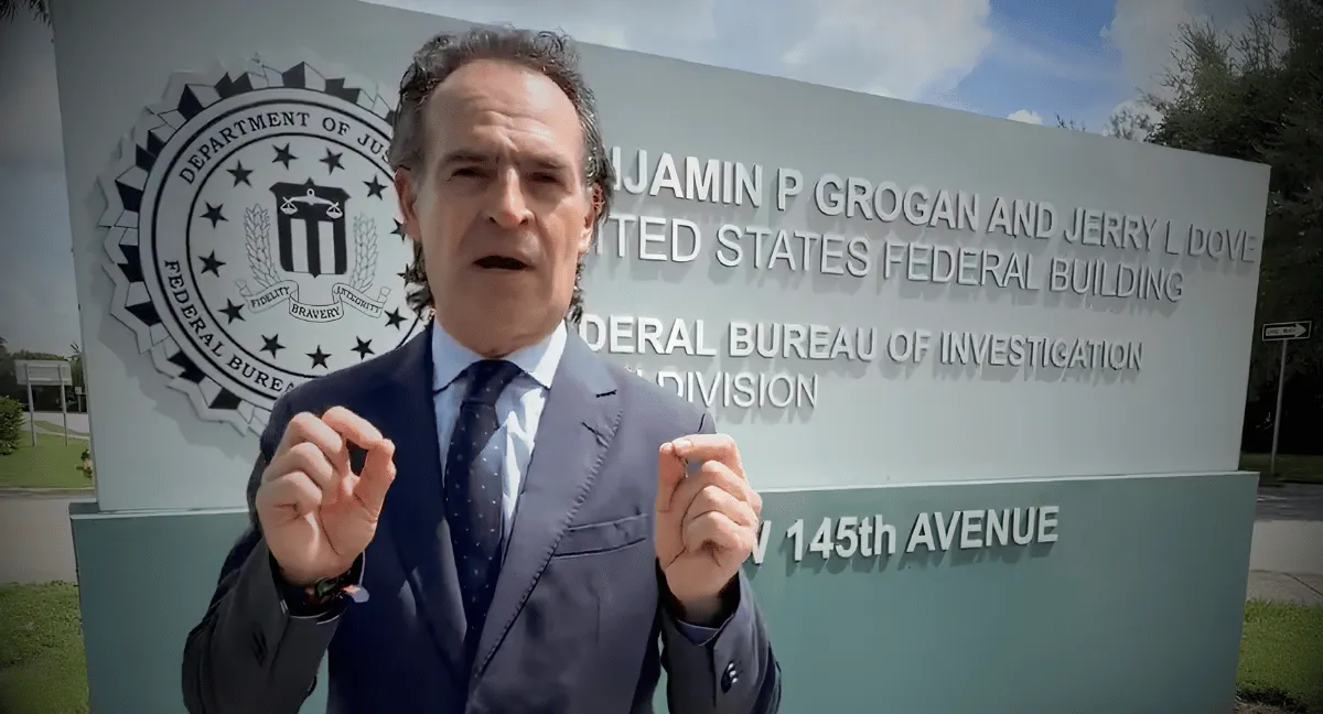 Fico Gutiérrez sale del FBI en Miami tras entregar nombres del clan Quintero. Fico Gutiérrez salió del FBI en Miami y contó qué le entregó sobre la Alcaldía de Daniel Quintero