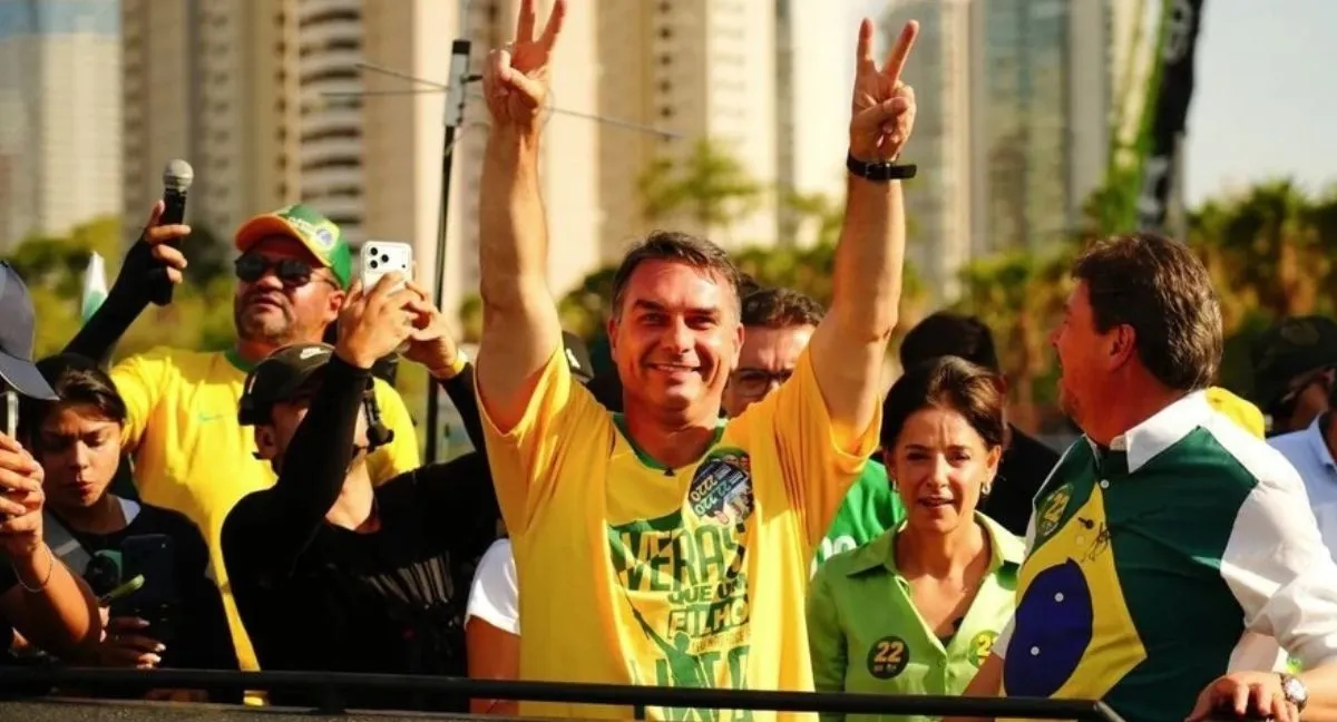 Flávio Bolsonaro se pronunció a través de su cuenta de X. Flávio Bolsonaro se pronunció tras huir de Brasil: "Salí para poder ser líder"