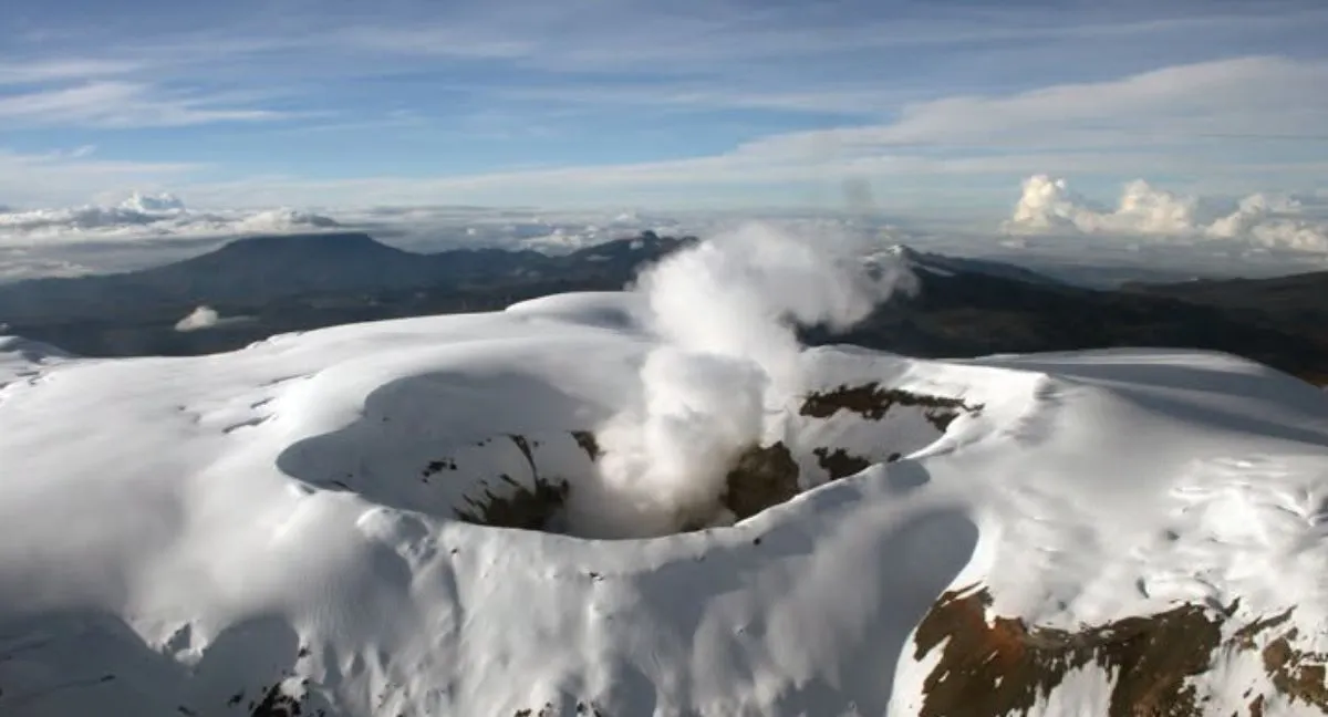 Fotos del Nevado del Ruiz vestido de blanco por nieve Espectaculares fotos del Nevado del Ruiz, que volvió a cubrirse de blanco: así luce el volcán