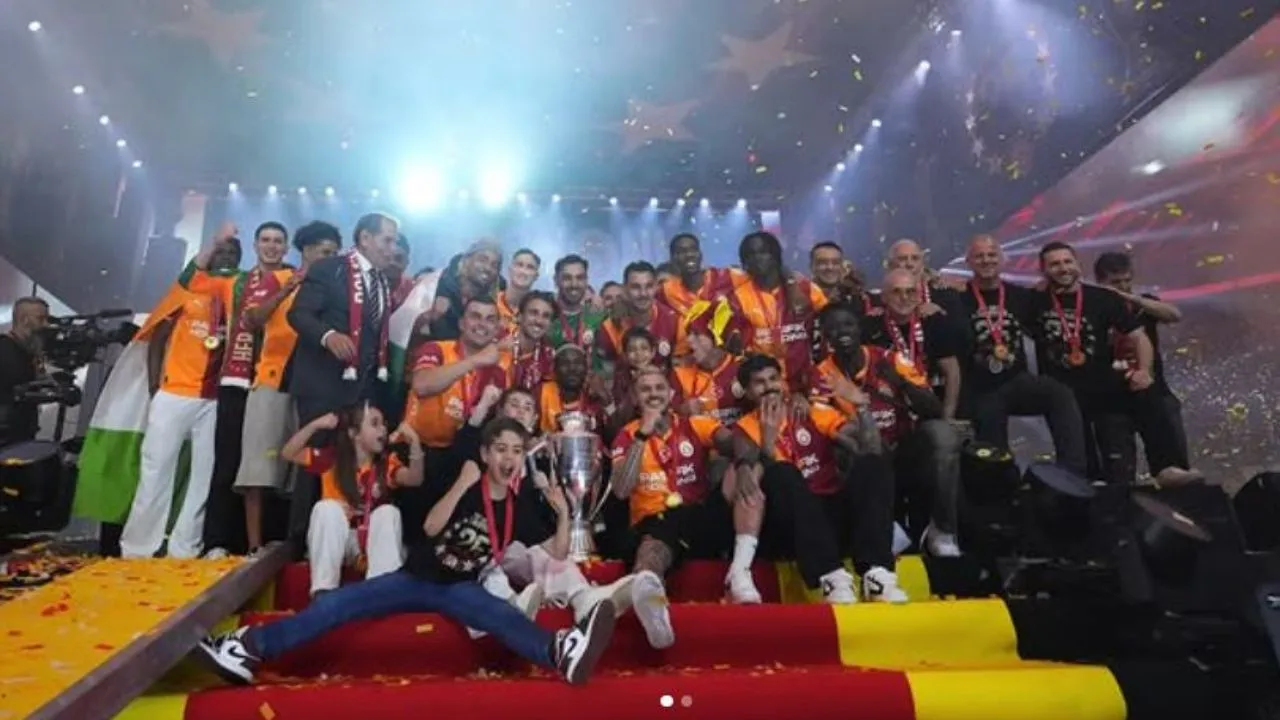 Galatasaray Dávinson y Yáser pusieron a bailar a hinchas del Galatasaray al ritmo de J Balvin y Ryan Castro