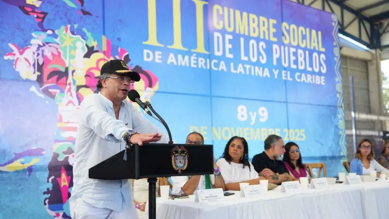 Gustavo Petro durante la Cumbre Social de los Pueblos en Santa Marta. Petro advierte a Donald Trump tras ataques en el Caribe: “No despierten al jaguar”