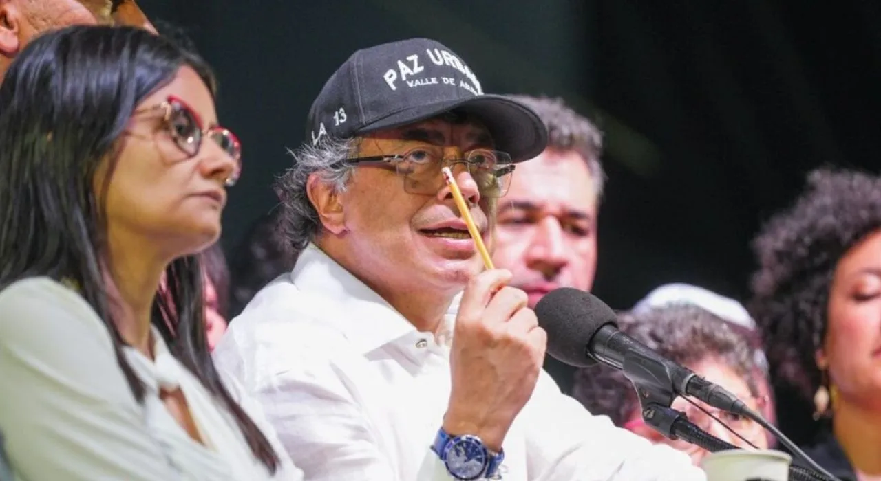 Gustavo Petro en evento de Paz Urbana PRIMICIA | Investigación contra presidente Gustavo Petro por "Paz Urbana"
