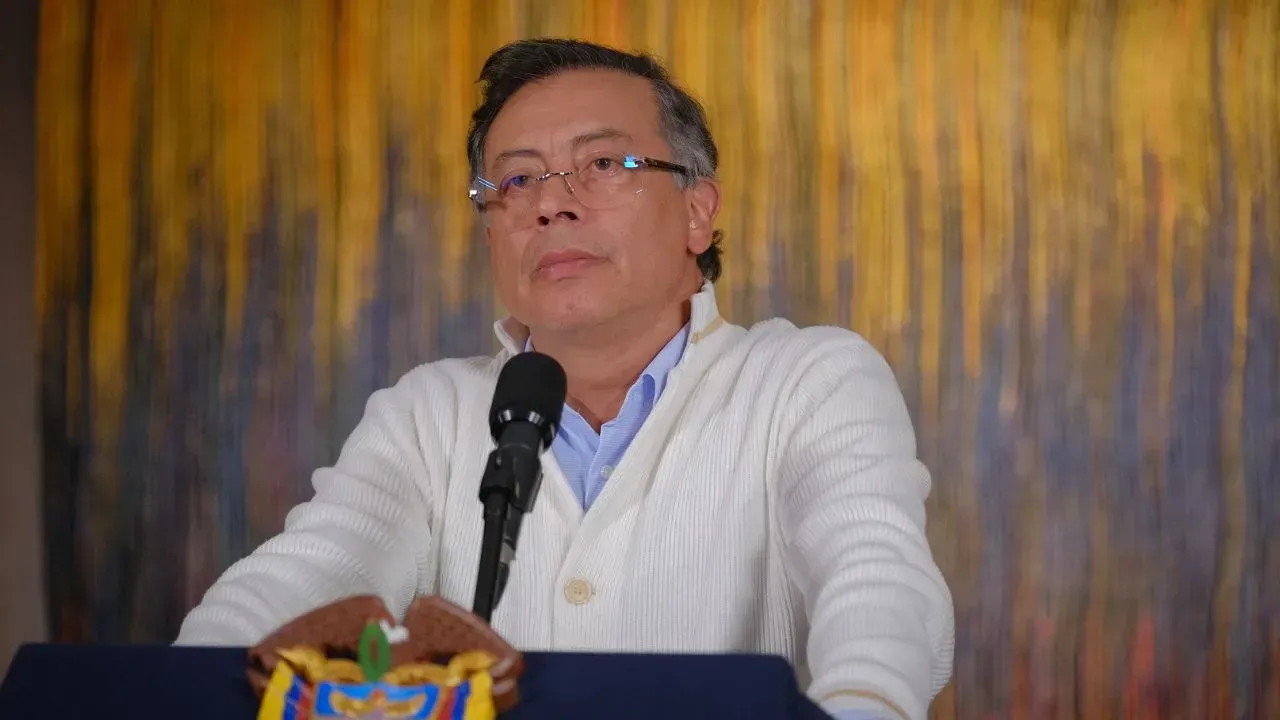 Gustavo Petro, presidente de Colombia Petro le pide al Minhacienda que quite a las AFP la autorización para invertir en el exterior ¿qué significa?
