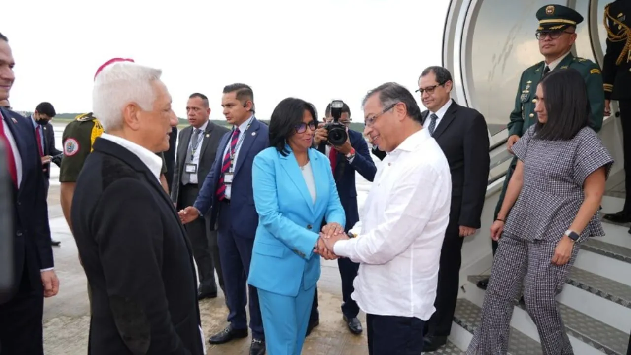 Gustavo Petro recibido en Caracas por Delcy Rodríguez Gustavo Petro y Delcy Rodríguez acuerdan encuentro de funcionarios de alto nivel antes de una visita
