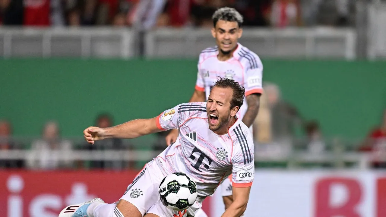 Harry Kane cae en el área y gana penal que no anotó en Copa de Alemania este 27 de agosto. La nueva sociedad Kane-Díaz salva 'in extremis' al Bayern en la Copa de Alemania