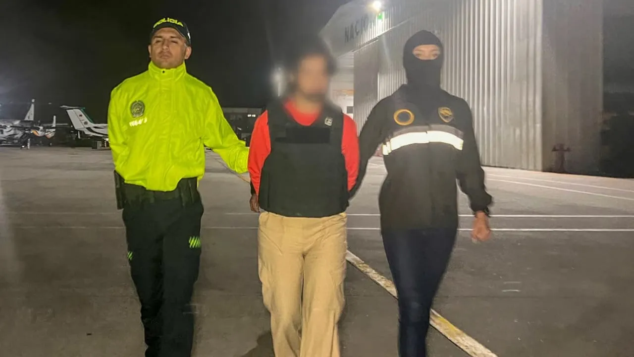 Hija y esposa de Fito Así expulsaron de Colombia a la esposa e hija de alias Fito