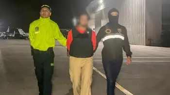 Hija y esposa de Fito Así expulsaron de Colombia a la esposa e hija de alias Fito