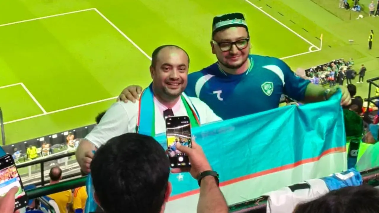 Hinchas de Uzbekistán vs. Colombia El hincha uzbeko que sacó los pasos prohibidos y se tomó fotos con colombianas en el estadio Azteca