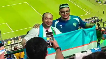 Hinchas de Uzbekistán vs. Colombia El hincha uzbeko que sacó los pasos prohibidos y se tomó fotos con colombianas en el estadio Azteca