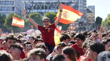 Hinchas España Madrid baila flamenco, toma sangría, se tiñe de rojo y amarillo para apoyar a España
